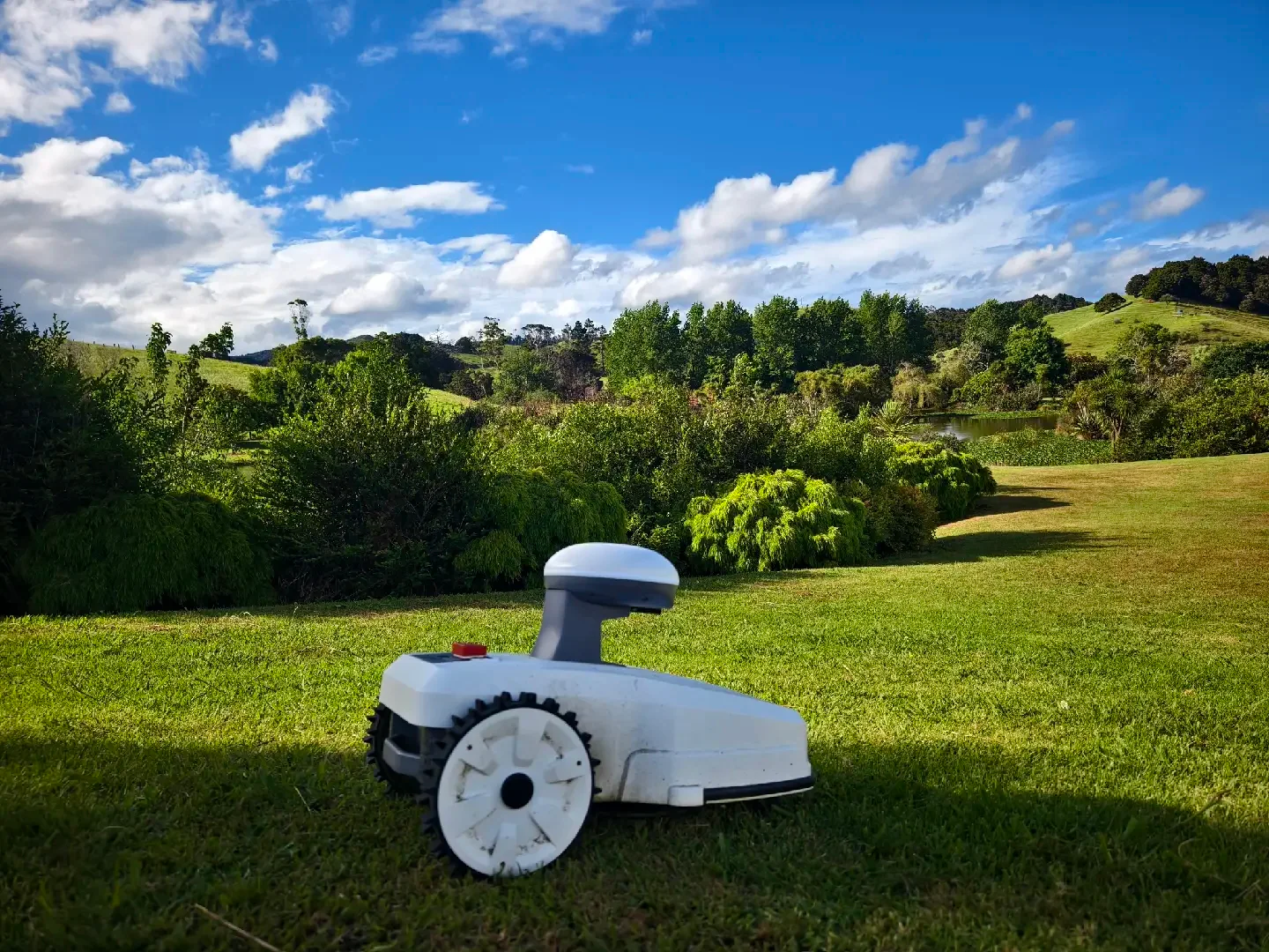 FJ Dynamics FR4000 Robotic Lawn Mower - Image 3